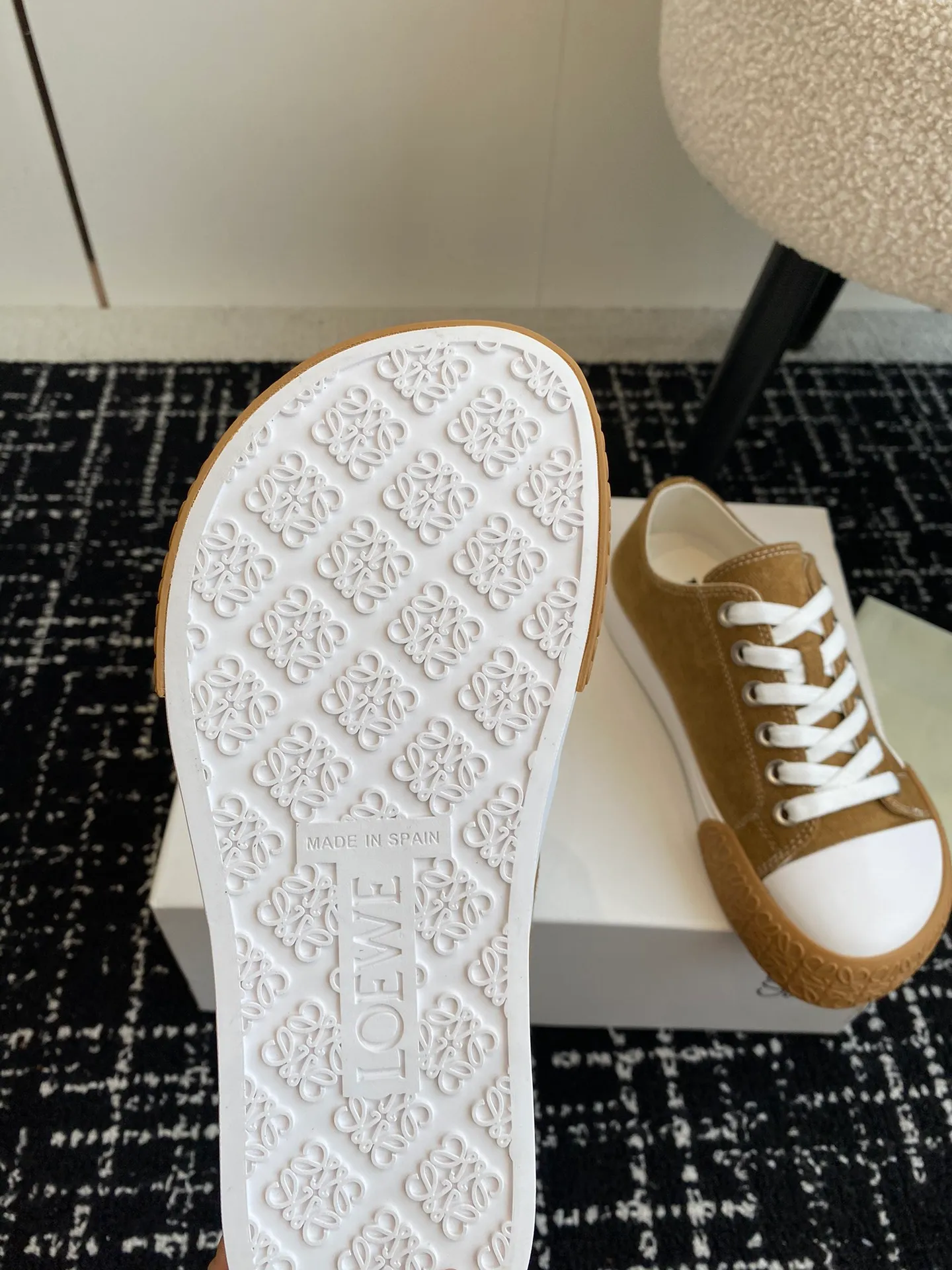 👟👟Ex-factory price 560👟👟 LOEWE 24ss new autumn and winter Terra Vulca lace-up sports shoes, large-toe vulcanized shoes, with vulcanized rubber soles and asymmetrical thick toes, wide last style, decorated with LOEWE logo label on the quarter *Anagram embossed outsole and upper high ZP customization, original material, imported canvas, outsole: ZP mold custom vulcanized outsole Insole: ZP customized insole Size: #35-41 (40 41 customized, non-returnable)